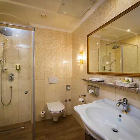 Parkhotel - Traditional Luxury Hotel